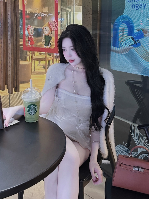 Dịu dàng, nữ tính trong khung cảnh truyền thống.