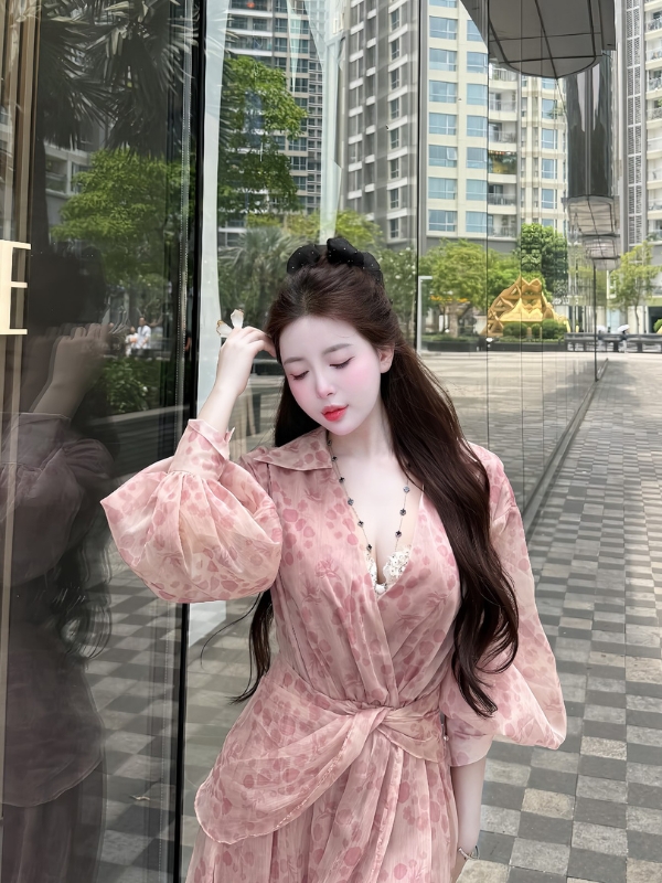 Diện đồ hồng ngọt ngào, hot girl Trang Phạm Nabi tỏa sáng.