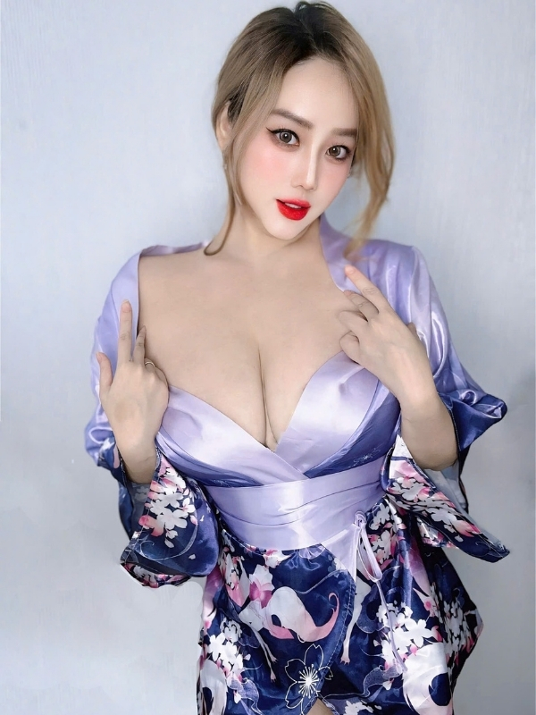 Sexy và quyến rũ trong bộ đồ tím mỏng manh