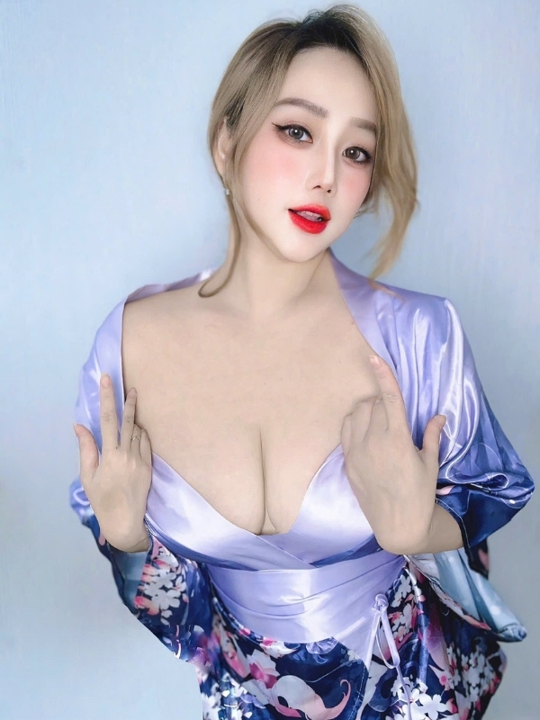 Hot girl Uyên Betty sexy với phong cách ấn tượng
