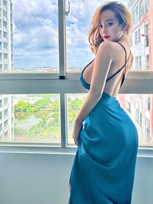 Hot girl Uyên Betty sexy với váy xanh nổi bật