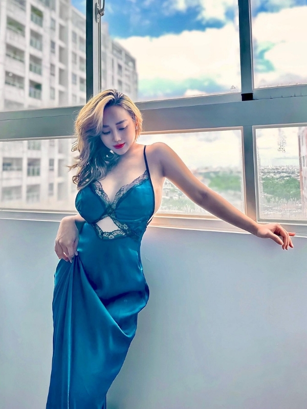 Vẻ đẹp quyến rũ khi thả dáng bên cửa sổ