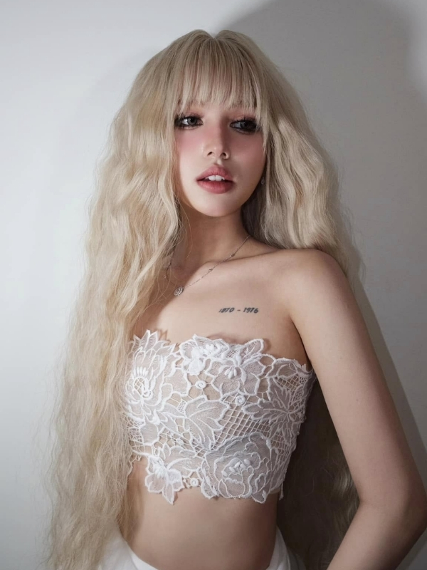 Làn da trắng và mái tóc vàng bồng