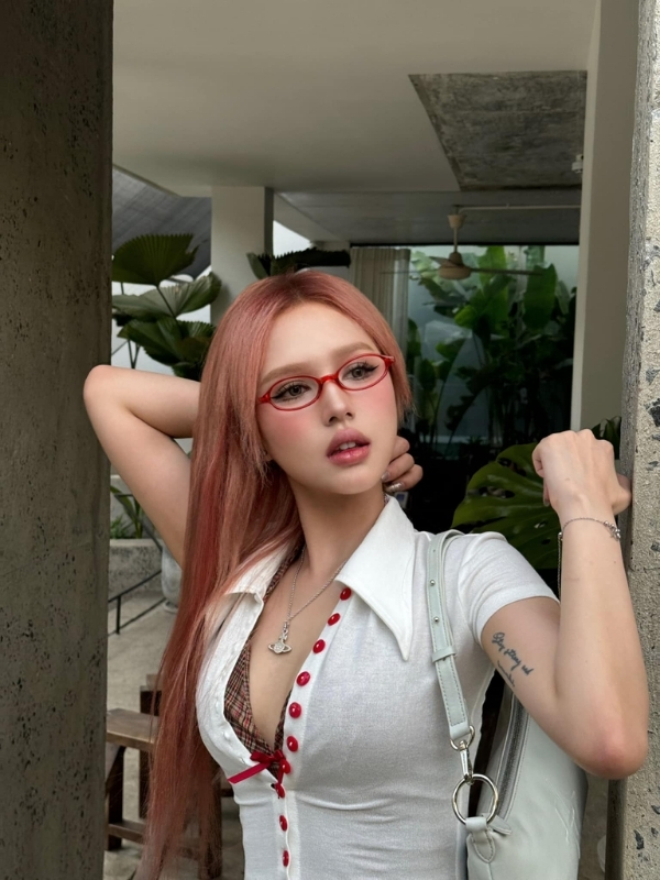 Kính đỏ nổi bật phong cách retro