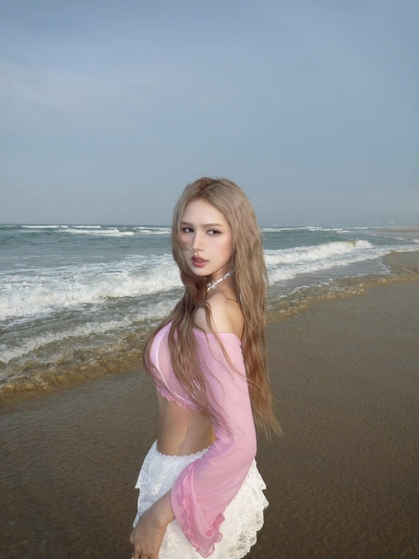 Trầm tư bên bờ biển lộng gió