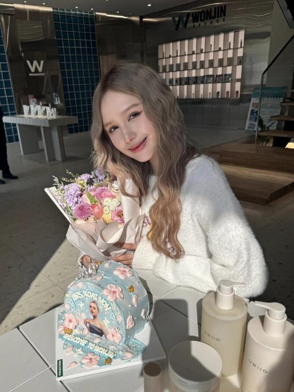 Hot girl Xoài Non bên tiệm bánh ngọt