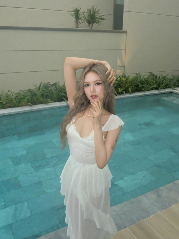 Váy trắng bên hồ bơi đầy mộng mơ