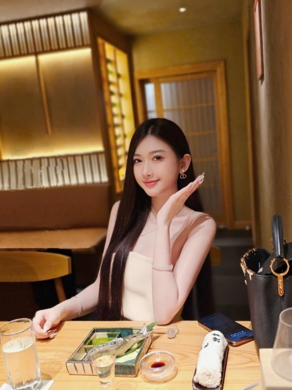 Vẻ đẹp ngọt ngào, nụ cười đầy sức sống.