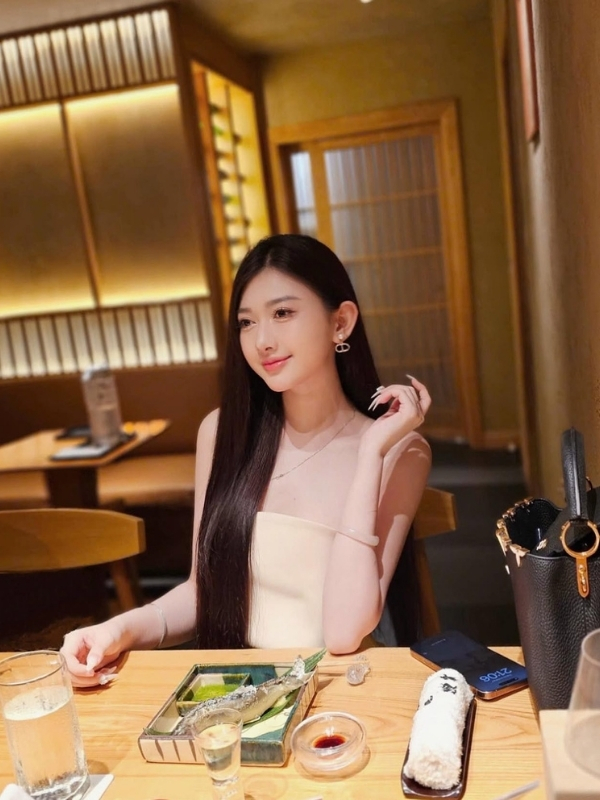 Tư thế ngồi thanh lịch, thần thái dịu dàng.