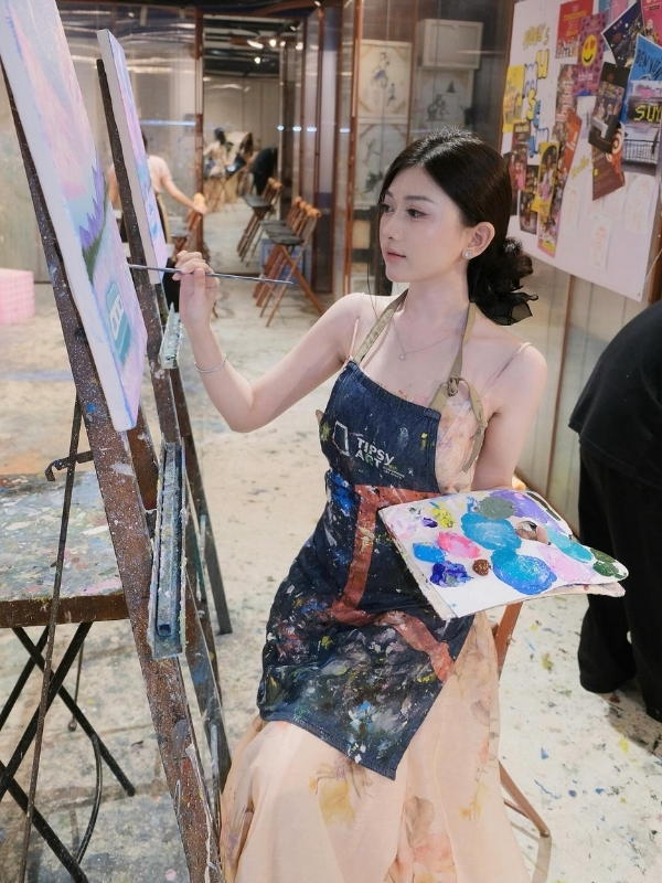 Duyên dáng bên giá vẽ, toát lên khí chất.