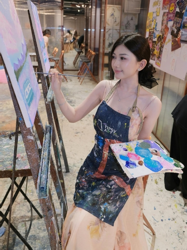 Thoải mái sáng tạo, hot teen Lê Thị Thùy Trang.