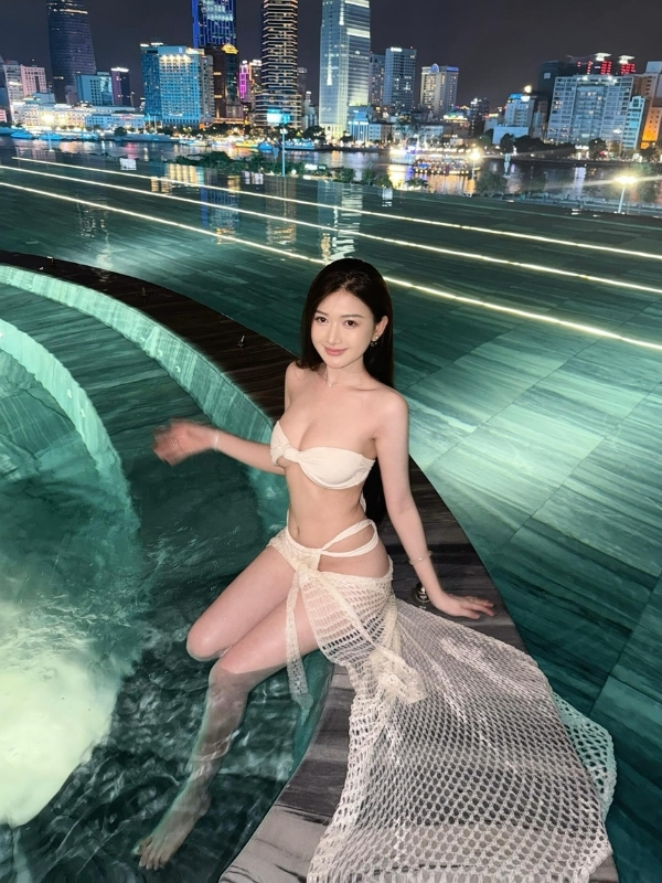 Nét đẹp nổi bật trong ánh đèn thành phố.