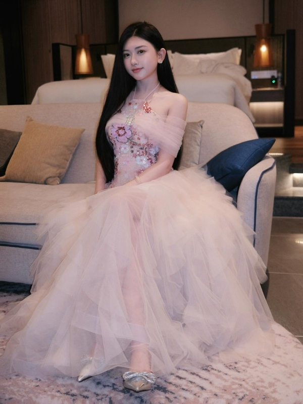 Váy bồng bềnh như nàng công chúa kiêu sa.