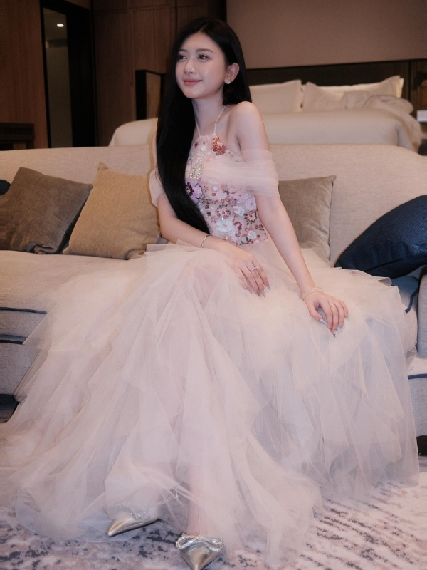 Nụ cười tỏa sáng trong bộ váy dạ hội.