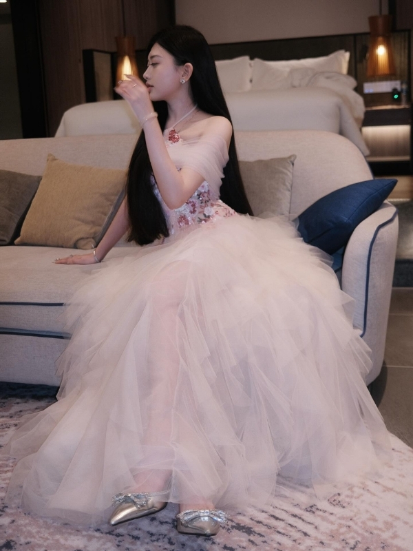 Thanh thoát dịu dàng trong từng dáng pose.