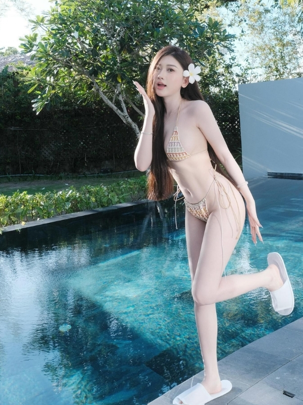 Quyến rũ và gợi cảm trong bộ bikini nóng bỏng.