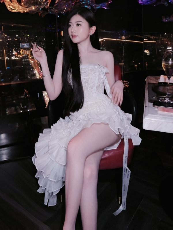 Sang chảnh trong bộ váy cầu kỳ tinh tế.