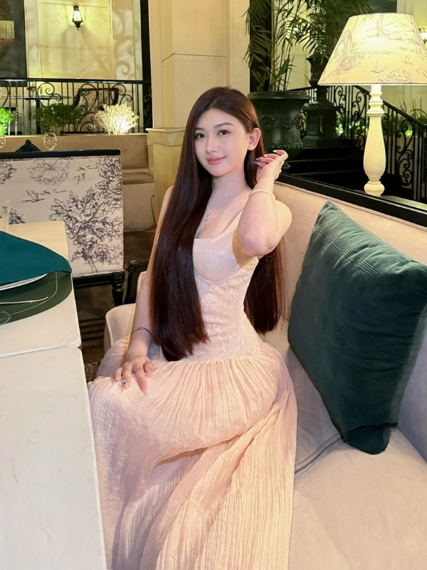 Nụ cười duyên dáng, tỏa sáng trong váy lụa.