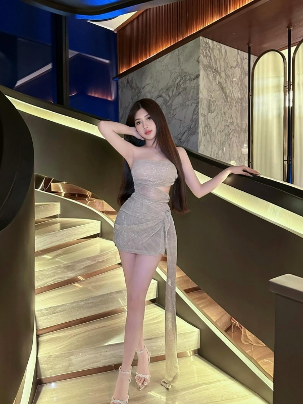 Nổi bật, cuốn hút trong bộ váy ôm sát.