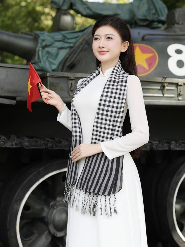 Tự tin khoe sắc bên lá cờ đỏ sao vàng.