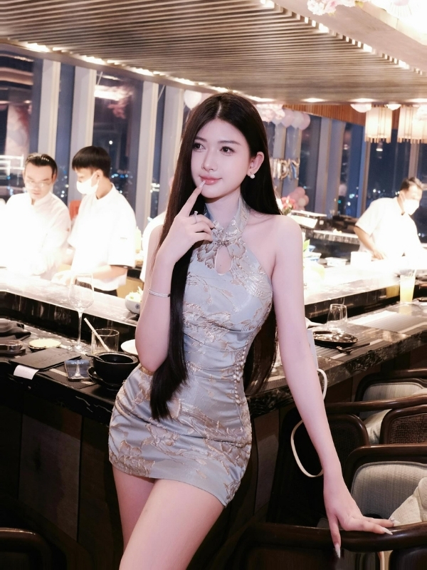 Váy ôm gợi cảm khoe dáng đầy quyến rũ.