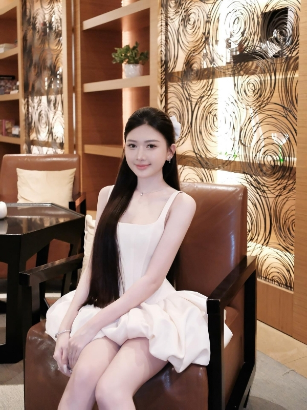 Thần thái tự tin trong bộ váy ánh bạc.