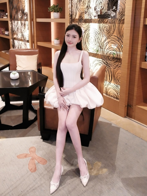 Tư thế ngồi tao nhã, ánh nhìn thu hút.