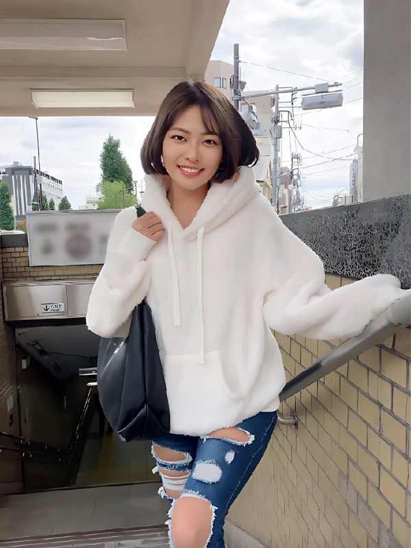 Idol Kaho Imai tạo dáng trên ban công