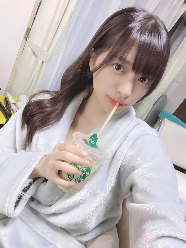 Idol neo akari pics uống matcha lạnh