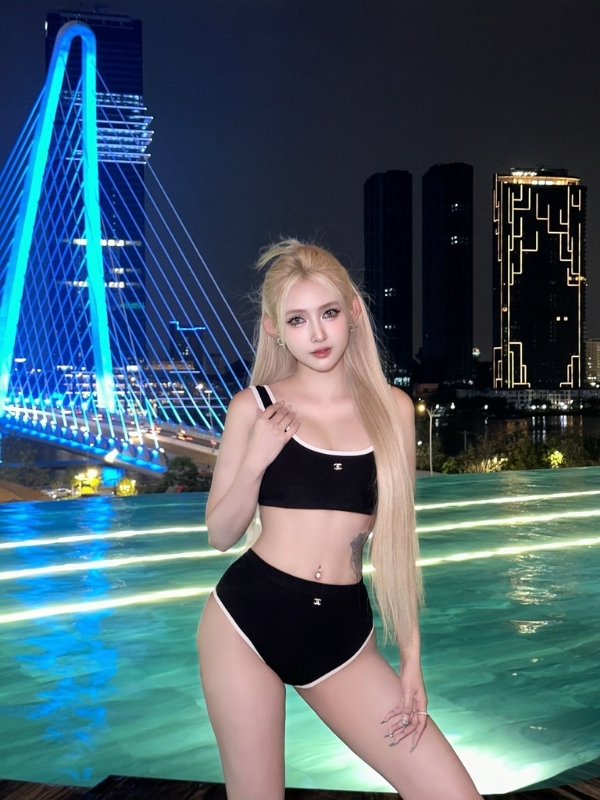 Bikini đen cá tính bên ánh đèn thành phố.