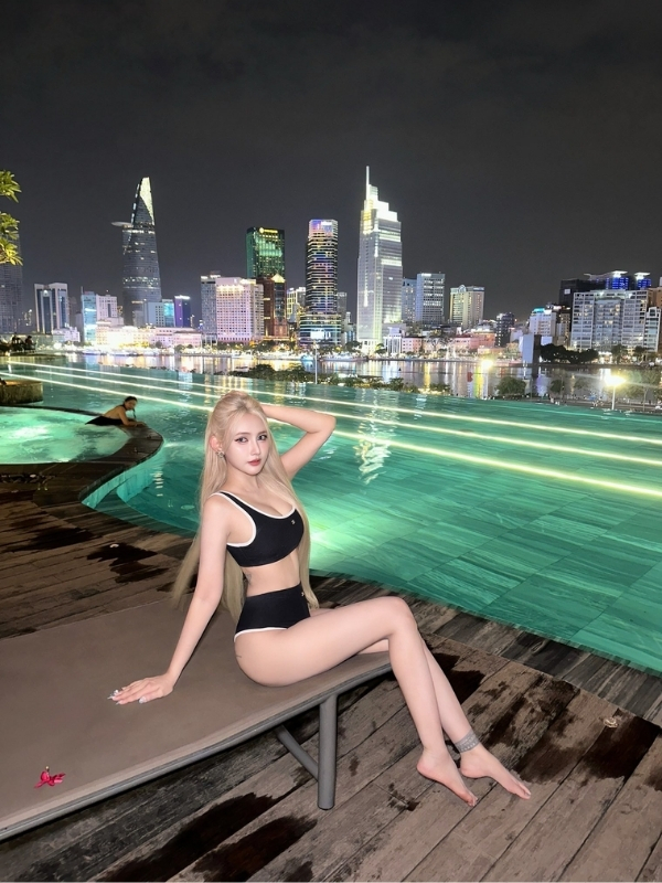 Jenny Yến mặc bikini đen, sang chảnh cuốn hút.