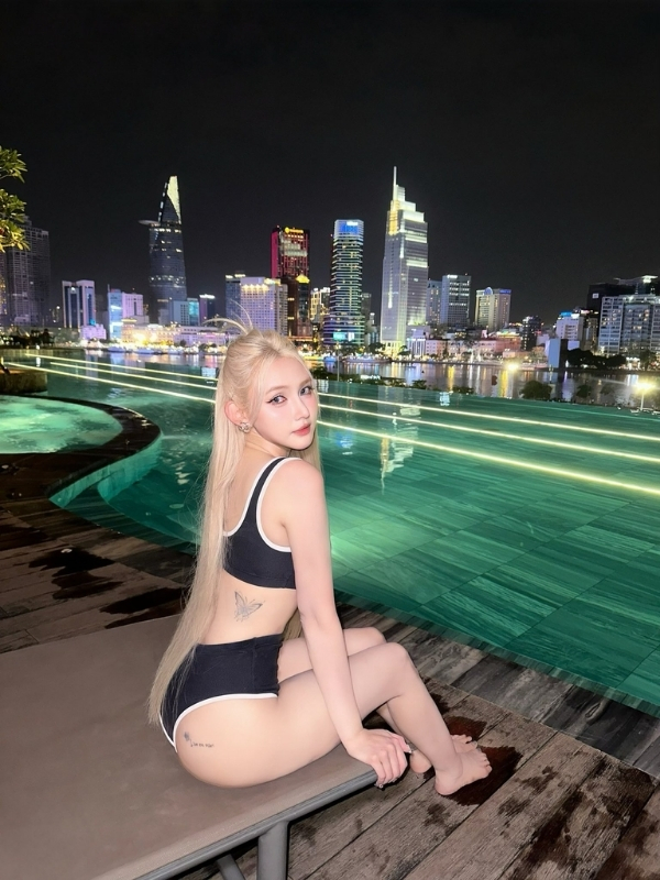 Thần thái tự tin, quyến rũ trong bikini đen.