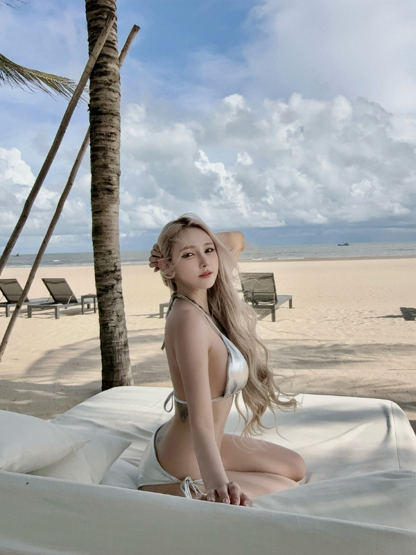 Nét quyến rũ nhẹ nhàng trong bộ bikini trắng.