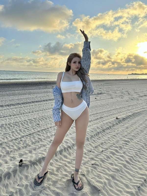 Dáng đứng đầy khí chất dưới hoàng hôn lãng mạn.