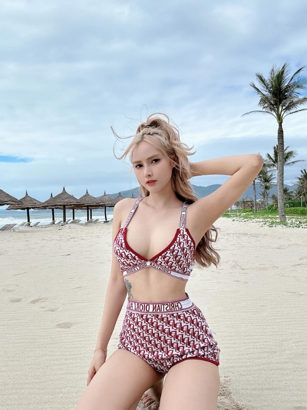 Bikini đỏ nổi bật trên nền trời xanh trong.