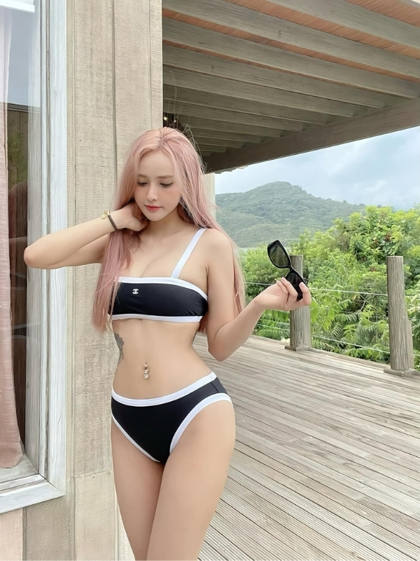 Jenny Yến mặc bikini đen khoe dáng khỏe khoắn.