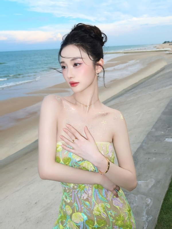 Nàng thơ giữa nắng biển khơi