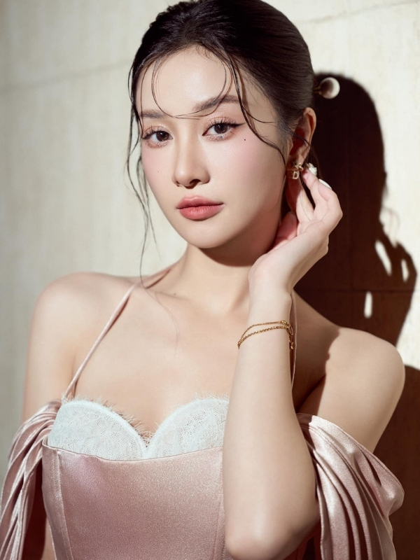 Gương mặt như thơ, dáng như mơ