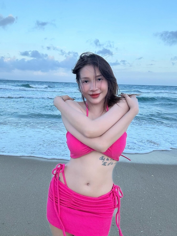 Tạo dáng đầy cuốn hút bên bờ cát trắng