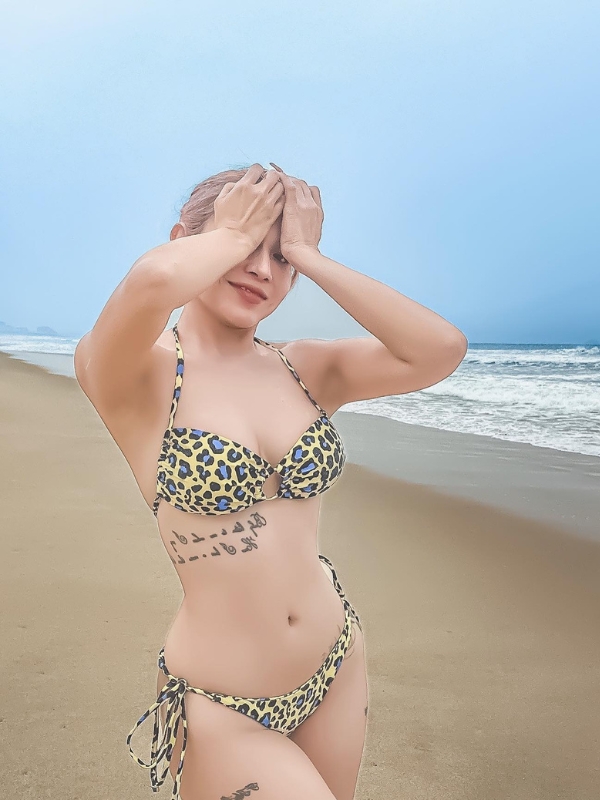 Khả Như mặc bikini sexy nóng bỏng giữa nắng vàng