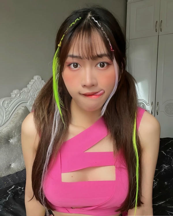 lê bống lè lưỡi trợn mắt