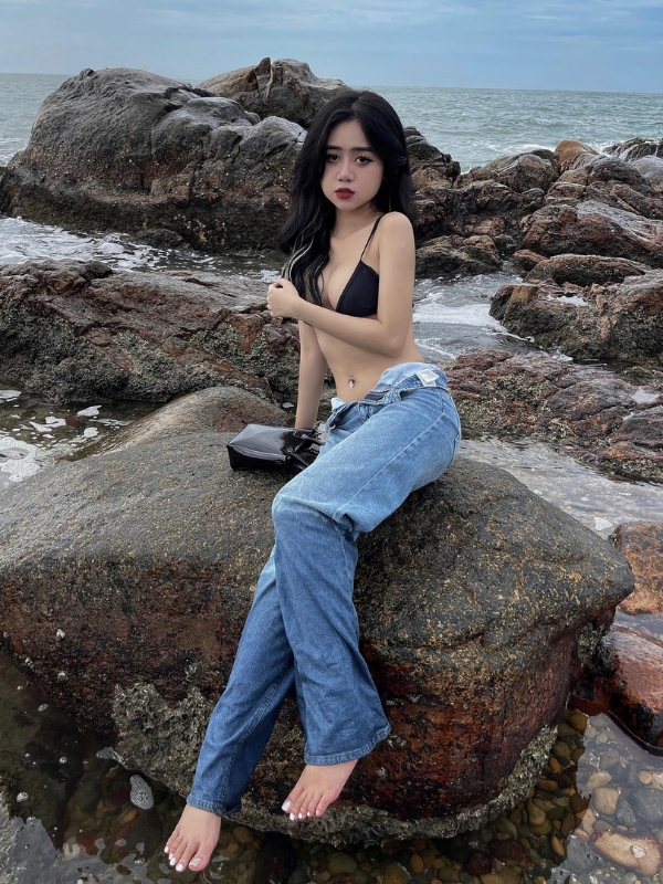 Bikini đen chụp cùng bãi đá biển