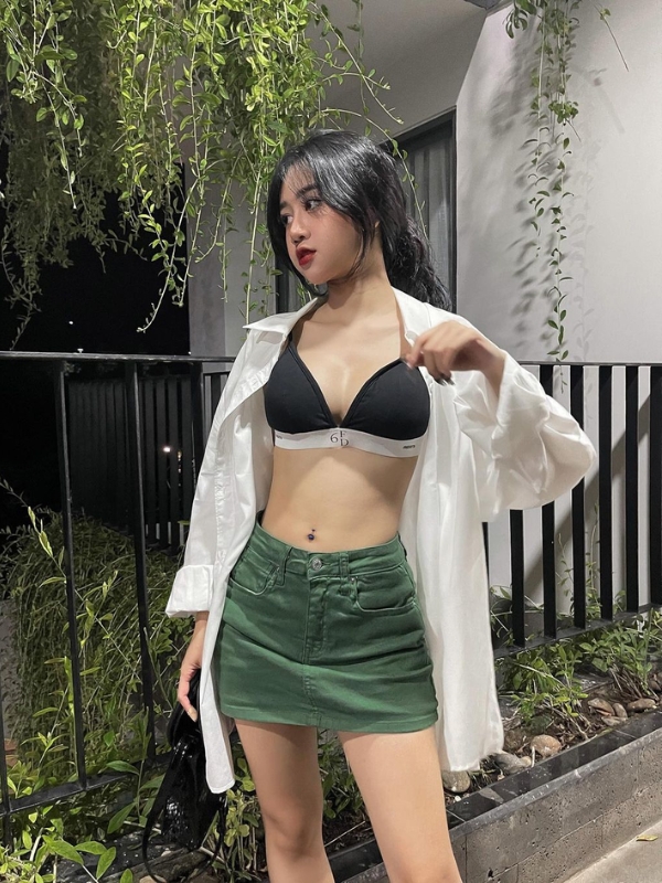 Lê Kim Loan bikini đen và váy xanh rêu