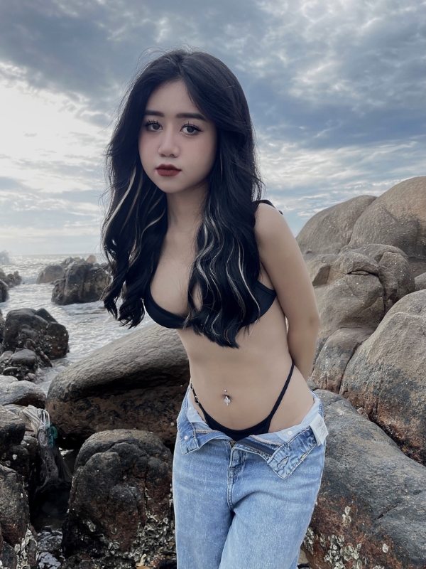 Bikini đen cá tính trên bãi đá