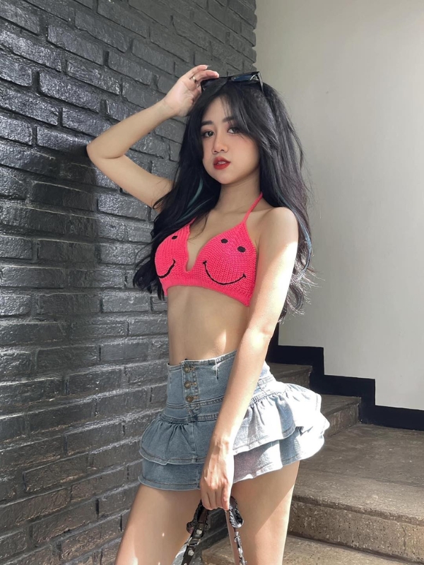 Lê Kim Loan bikini hồng giữa ánh nắng