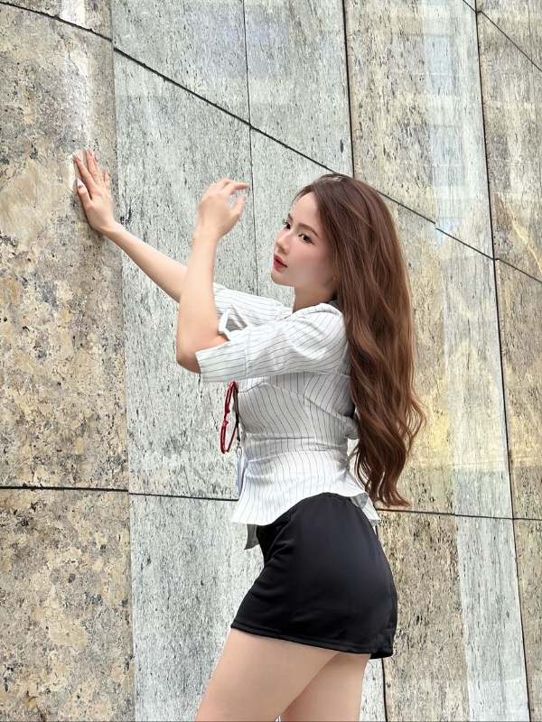 Lê Lý Lan Hương sexy ngất ngây
