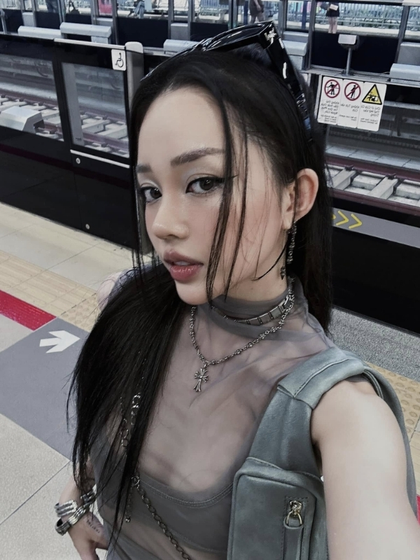 Ánh nhìn sắc sảo Linh Ngọc Đàm sexy