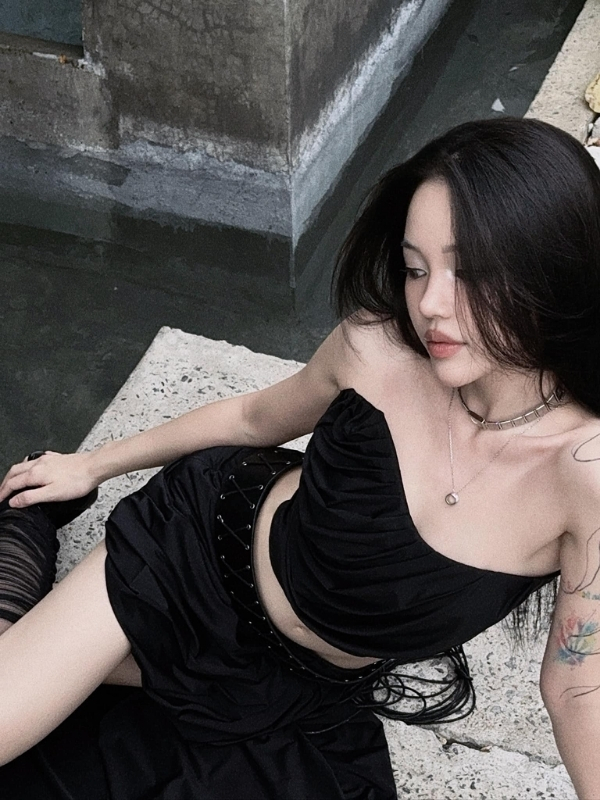 Thả dáng nhẹ nhàng bên hồ nước