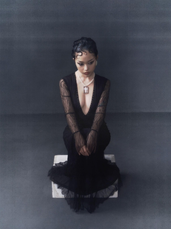 Nữ vương bóng tối tĩnh lặng đầy cảm xúc