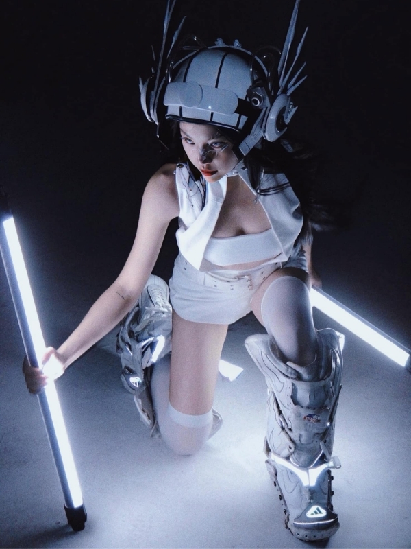 Cyberpunk quyến rũ và táo bạo